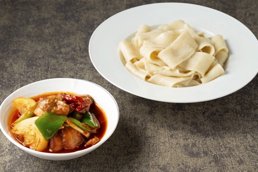 大盤鶏と手打ちヒラ麺