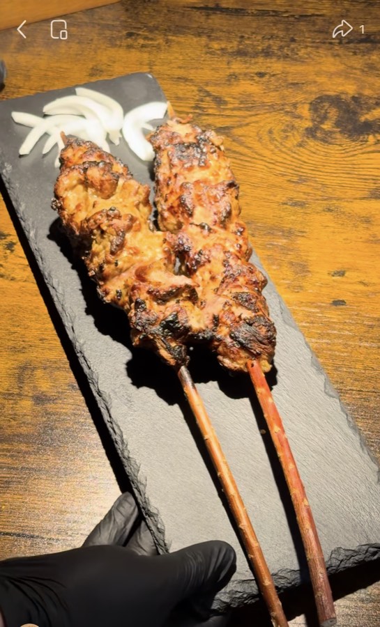 炭火の串。スレートの皿で