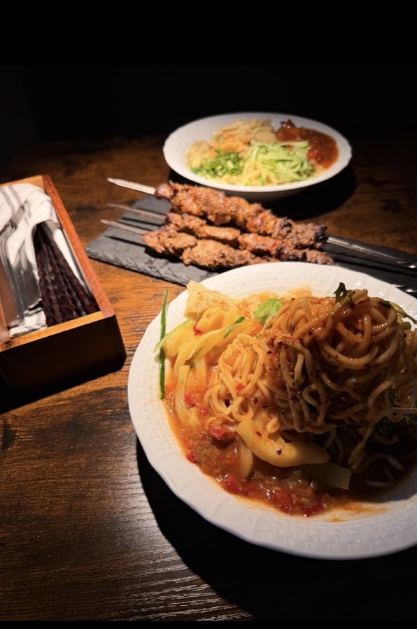 夜のテーブル。ラグメンと羊肉串