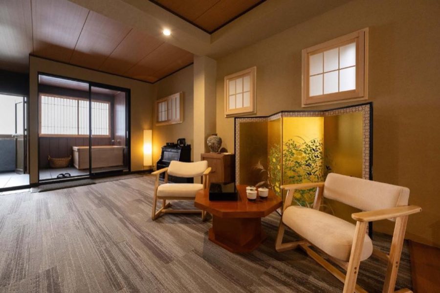 旅館すずりの客室。金屏風の間